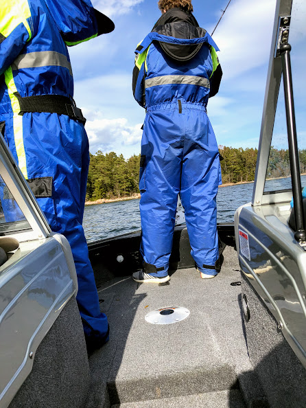 På främre kastdäck kan 2-3 fiskare fiska.