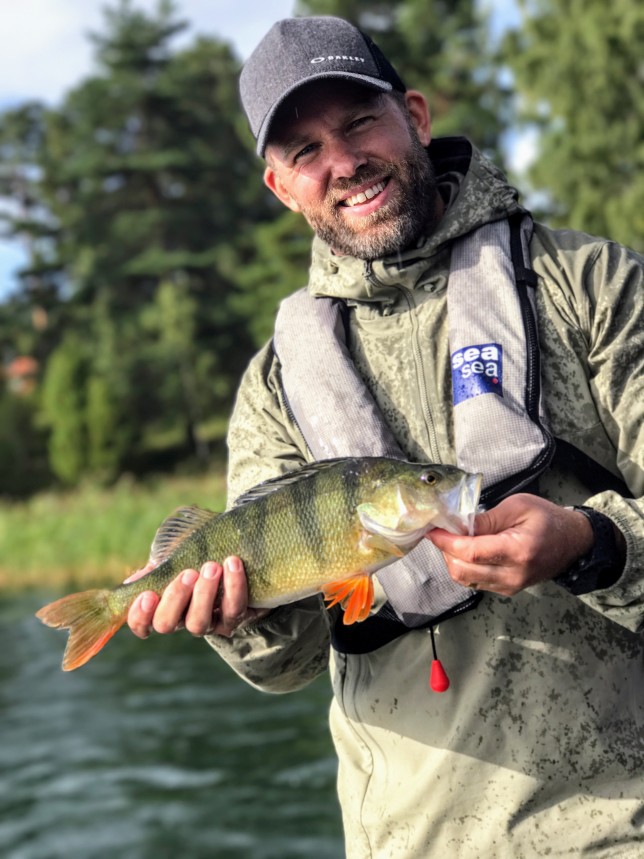 Hösten är här med spännande gäddfiske, abborrfiske och så småningom havsöringsfiske! Här är Jon med en fin abborre.
