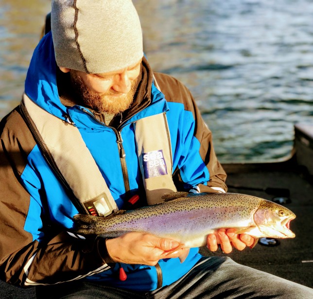 Senhösten är här med spännande  och utmanande havsöringsfiske!  Den 27e oktober finns platser kvar på en öppen havsöringsguidning. Flera dagar finns tillgängligt för dig som vill boka båten för ett eget sällskap. På bilden myser Niklas med sin vackra regnbåge.  