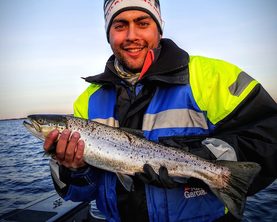 Andreas inledde sitt havsöringsfiskarliv på ett trevligt sätt idag!