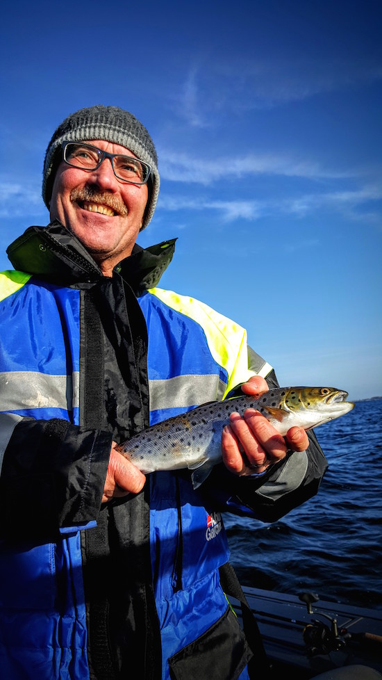 Första havsöringen i livet för Rikards pappa.