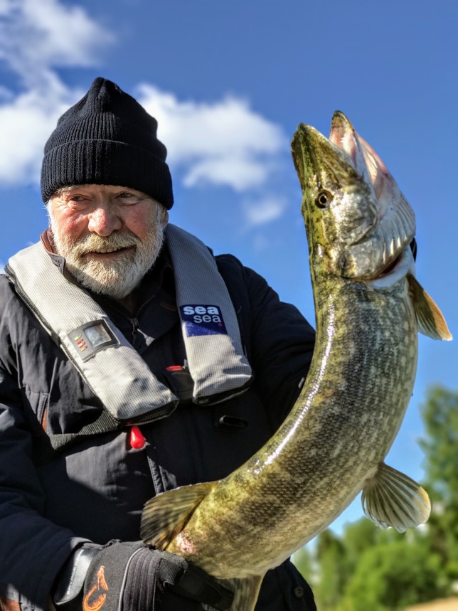 Tommy med sin efterlängtade gädda