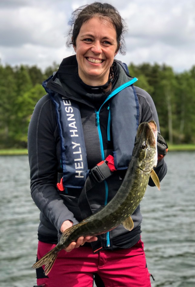 Emma hade ett kluvet förhållande till gäddorna; roliga att fånga men obehagliga att hålla i :)