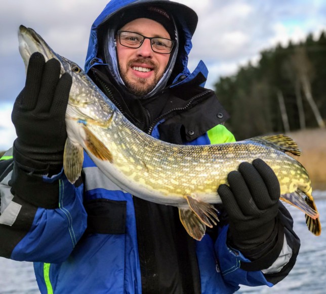 En gädda på 78 centimeter värmer i kylan :)