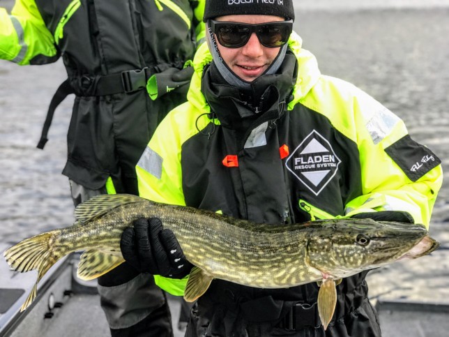 Victor tappade en stor gädda och drog denna ett par kast efter. Härligt plåster på såren!