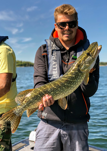 Mattias med välgödd skärgårdsgädda.