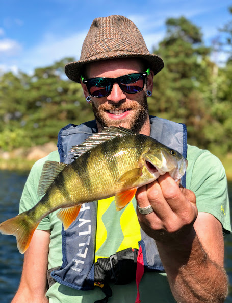 Augusti är en bra månad att kombinera abborrfiske och gäddfiske inne på grundvattnet!