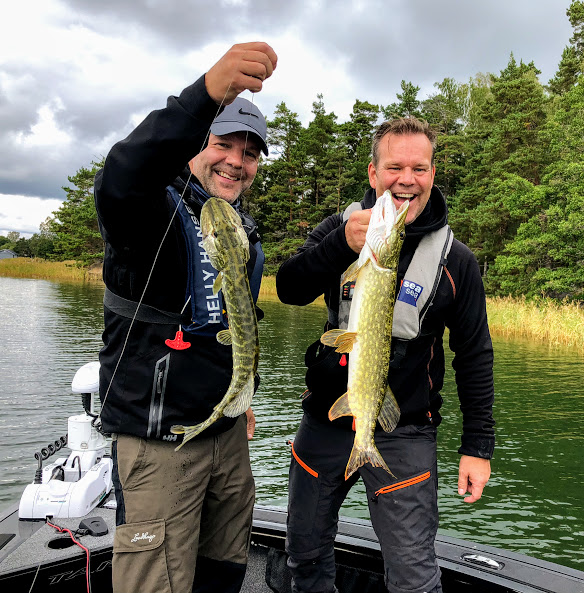 Anders och Henrik njuter av fiskedagen