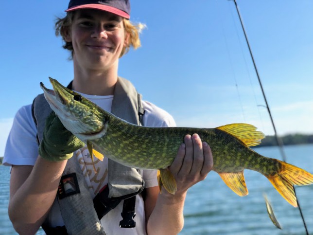 Isaks smaragdgröna gädda som blev dagens första!