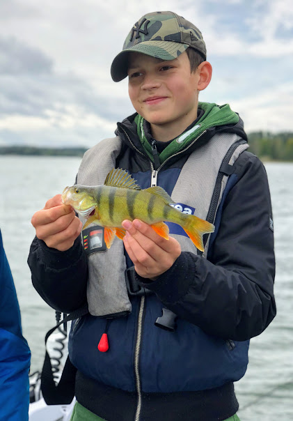 Präktig abborre och glad fiskare.