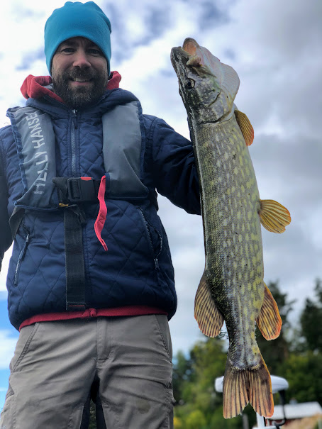 Jonny med välmatad skärgårdsgädda.