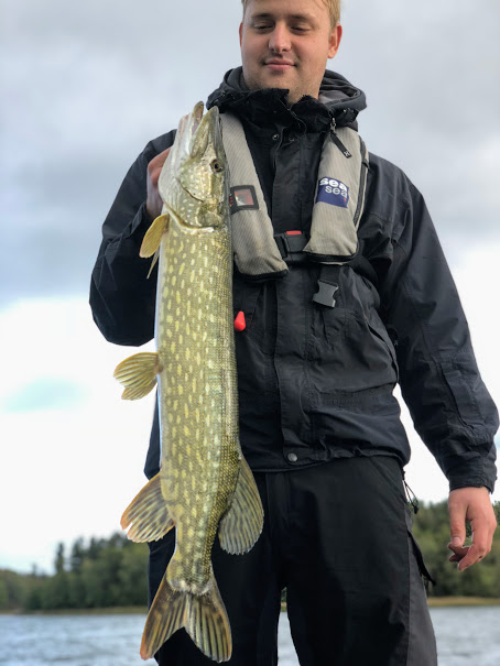 Magnus med stadig gädda.