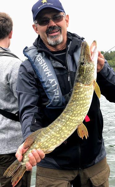 Pappa Mats med fin gädda.