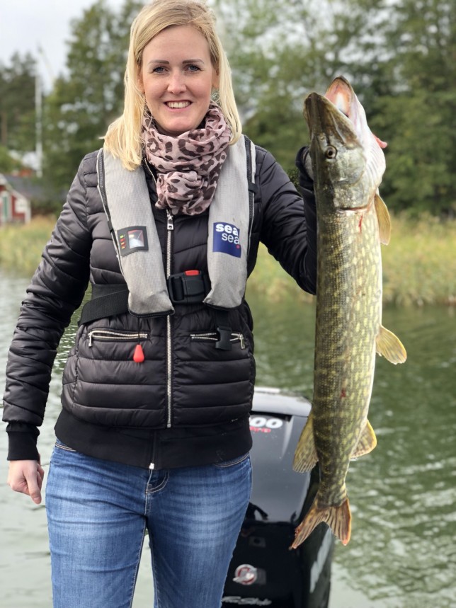 Sara var oerhört effektiv i sitt fiske och fick ett par gäddor på kort stund!