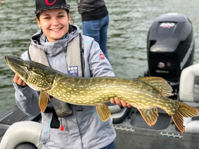 Manuela med präktig skärgårdsgädda på 86 centimeter!
