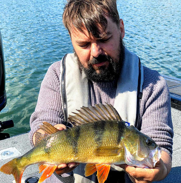 Förra gången Barry var med drog han en fin havsöring, nu blev det en riktigt stor abborre på 45 centimeter!